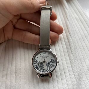 OLIVIA BURTON
Lace Detail Grey Mother of Pearl Dial Ladies Watch 30mm